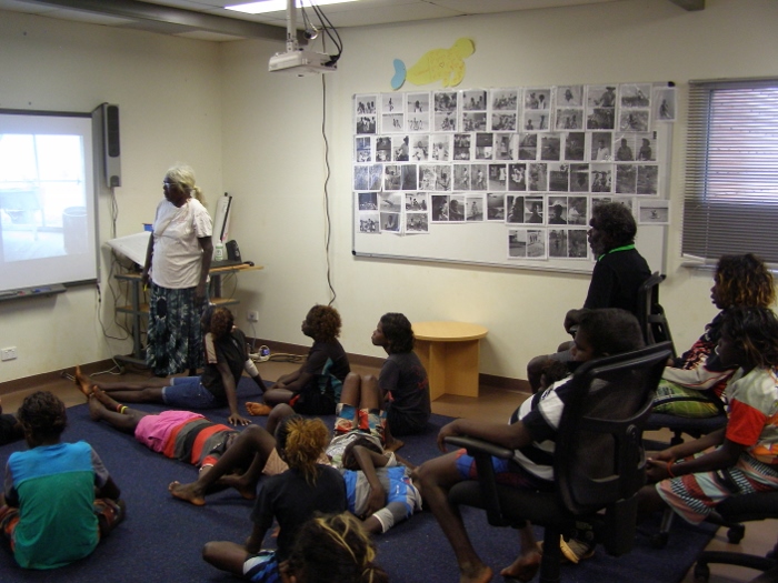 Jangu Nundhirribala discuss the photographs to the school children.